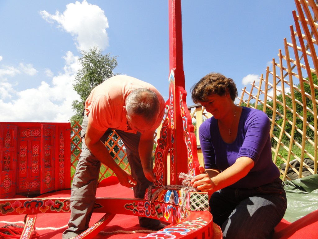 Het opbouwen van de Yurt